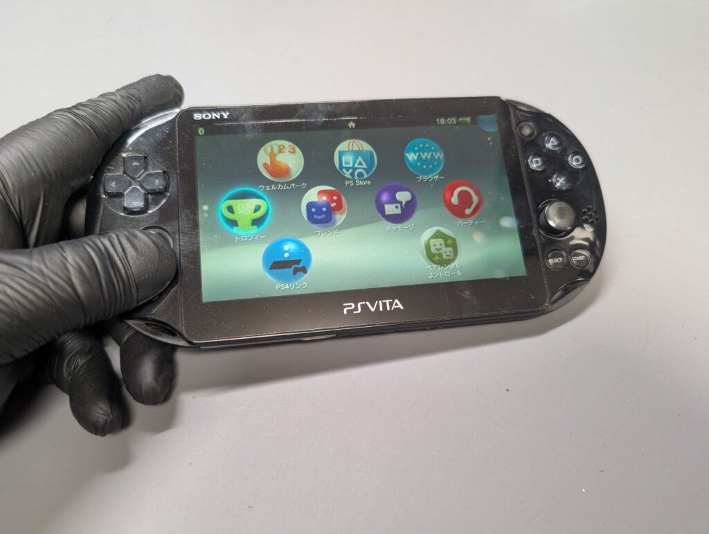左側のアナログスティックが誤作動を起こすPS Vita PCH-2000の写真