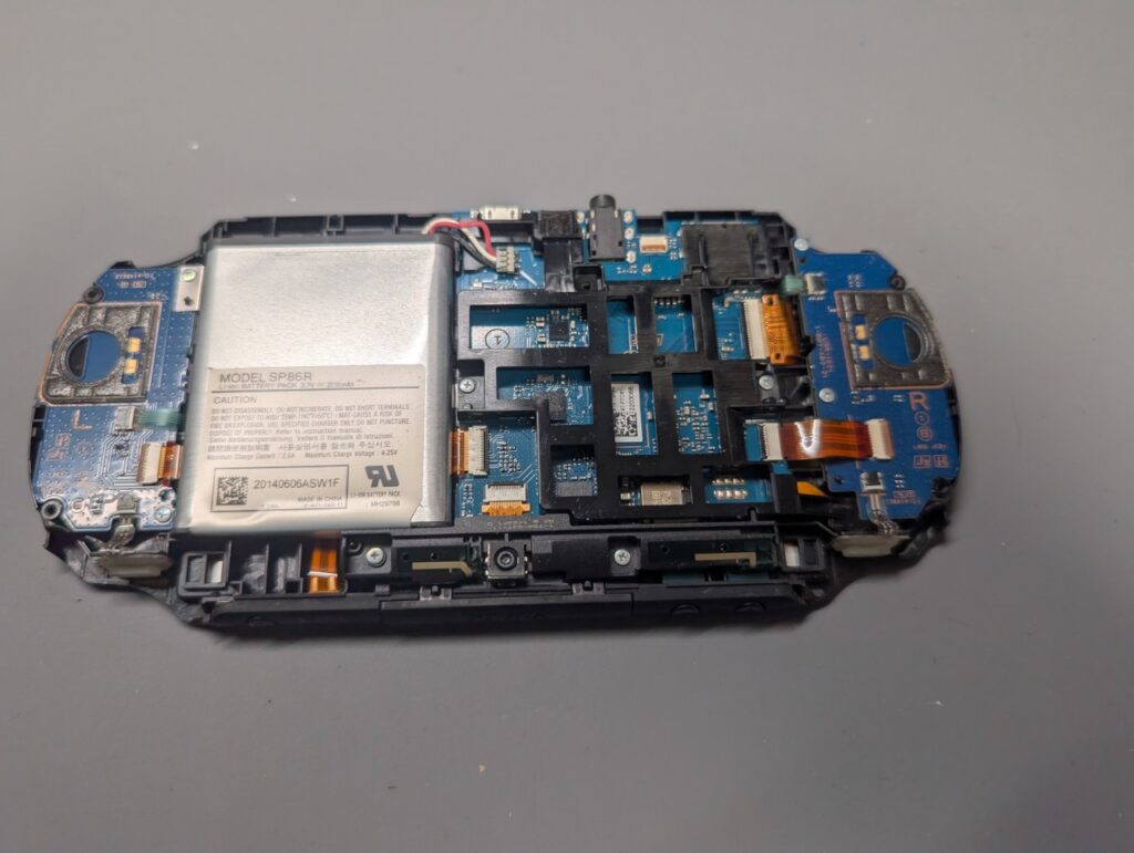 PS Vita PCH-2000の内部の写真