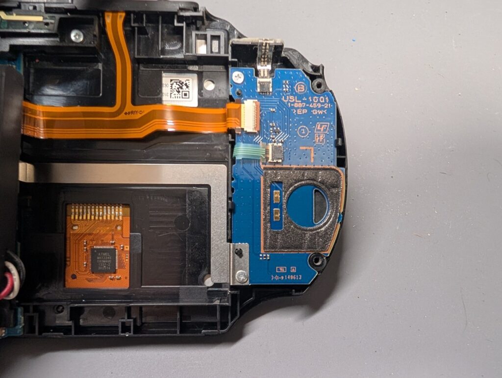 PS Vita PCH-2000の左側のアナログスティック基板の写真