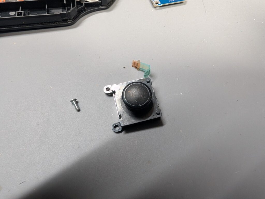 PS Vita PCH-2000の左側のアナログスティックの写真