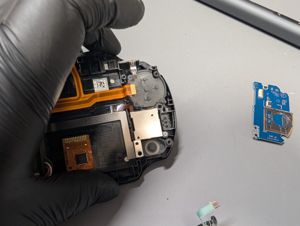PS Vita PCH-2000の左側のアナログスティック交換後の写真