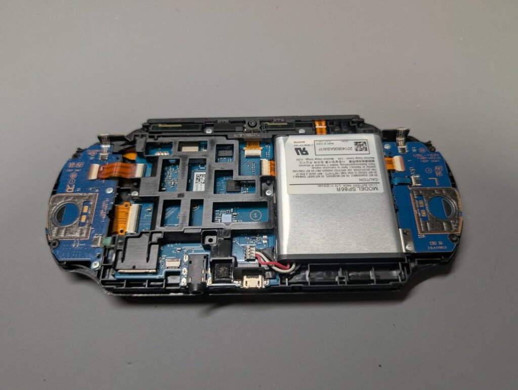 PS Vita PCH-2000の左側のアナログスティック交換後の組み立て時の写真