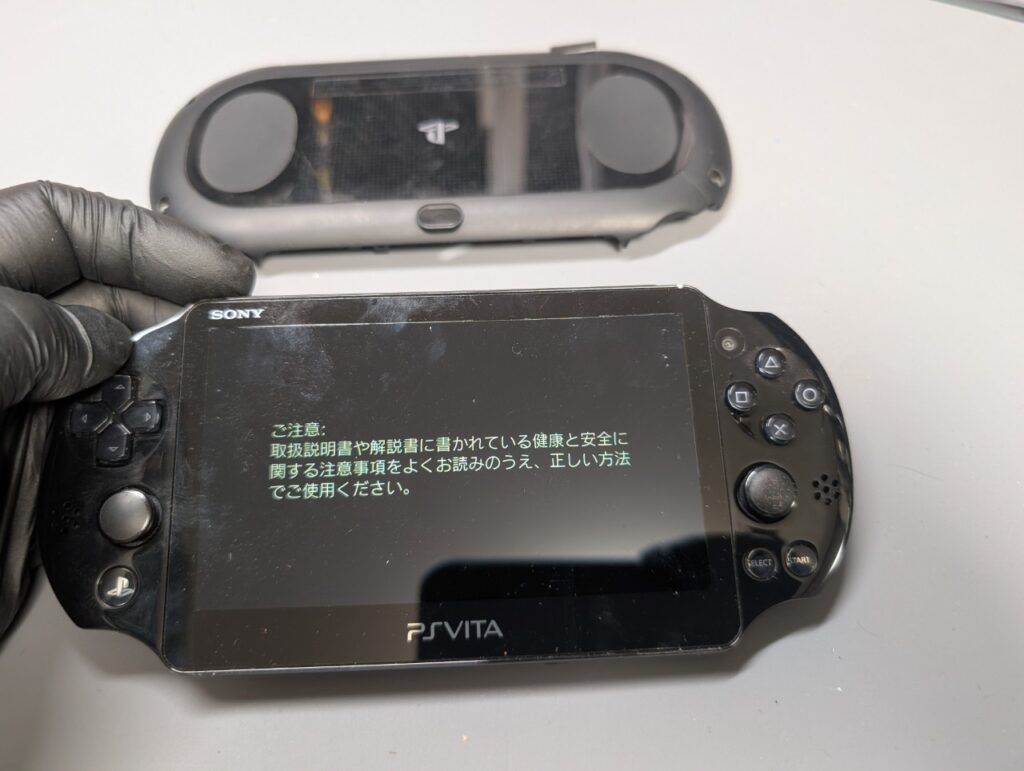 PS Vita PCH-2000の左側のアナログスティックを交換した後の動作確認時の写真
