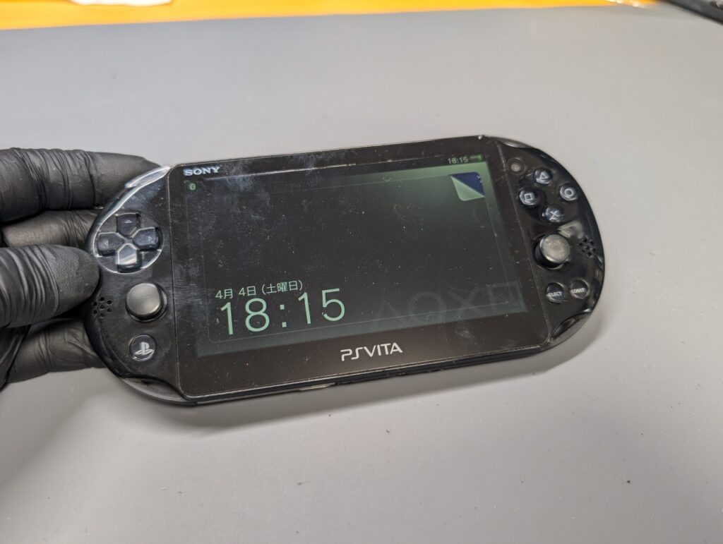 PS Vita PCH-2000の左側のアナログスティック交換後の動作確認時の写真