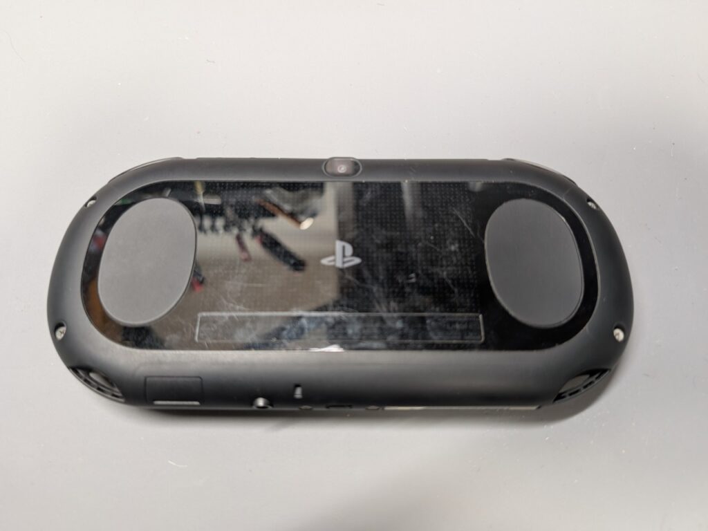 PS Vita PCH-2000の裏側の写真