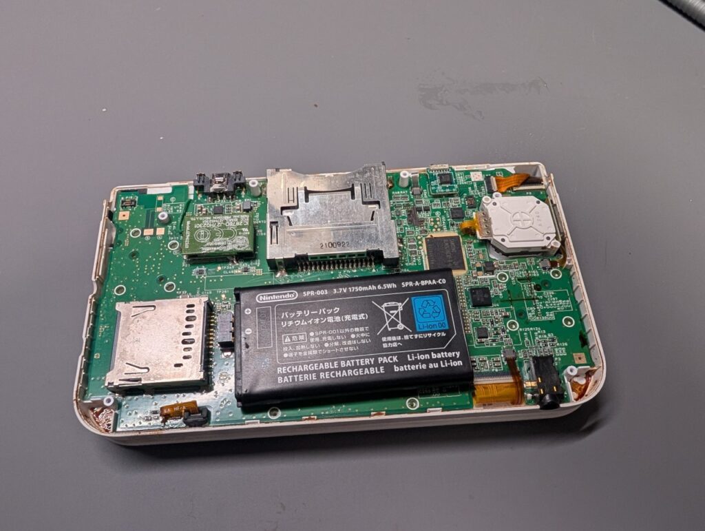 3DSLLのボタン修理後の組み立て時の写真