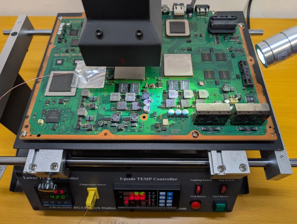 CECHA00のメイン基板をBGAリワークステーションに設置したときの写真
