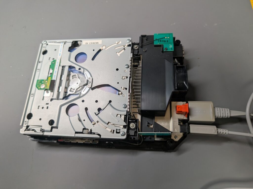 Wiiの外装を外した状態で、読み込み不良の点検を行っている時の写真