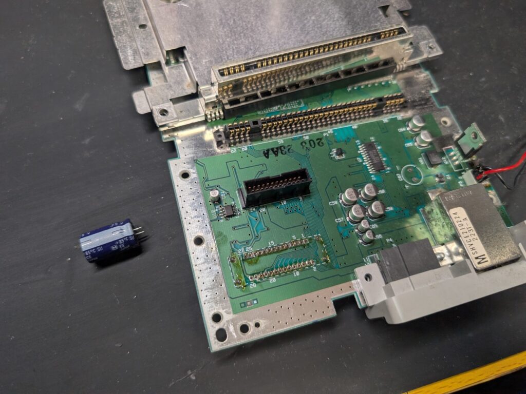 スーパーファミコンの基板上のコンデンサを交換している時の写真