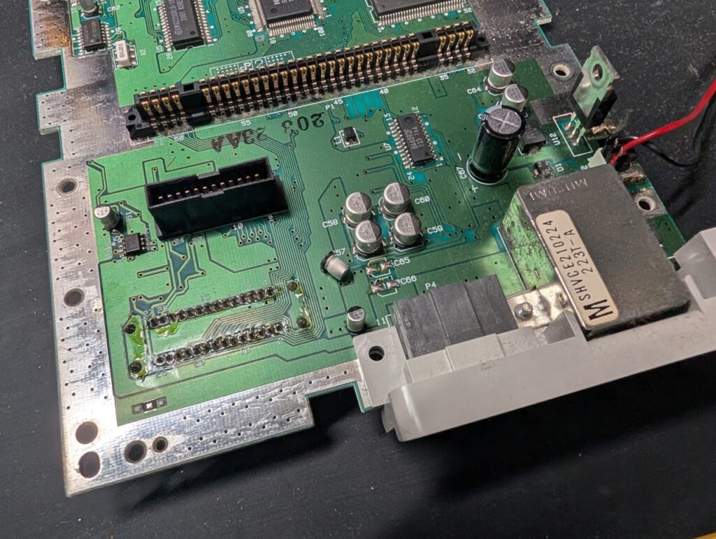 スーパーファミコンの基板上のコンデンサを交換している時の写真