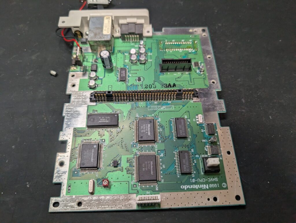 スーパーファミコンの基板上のコンデンサを交換したあとの写真