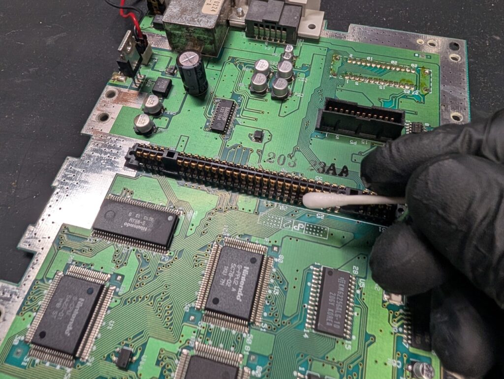スーパーファミコンのゲームカセットスロットの接点を清掃時の写真