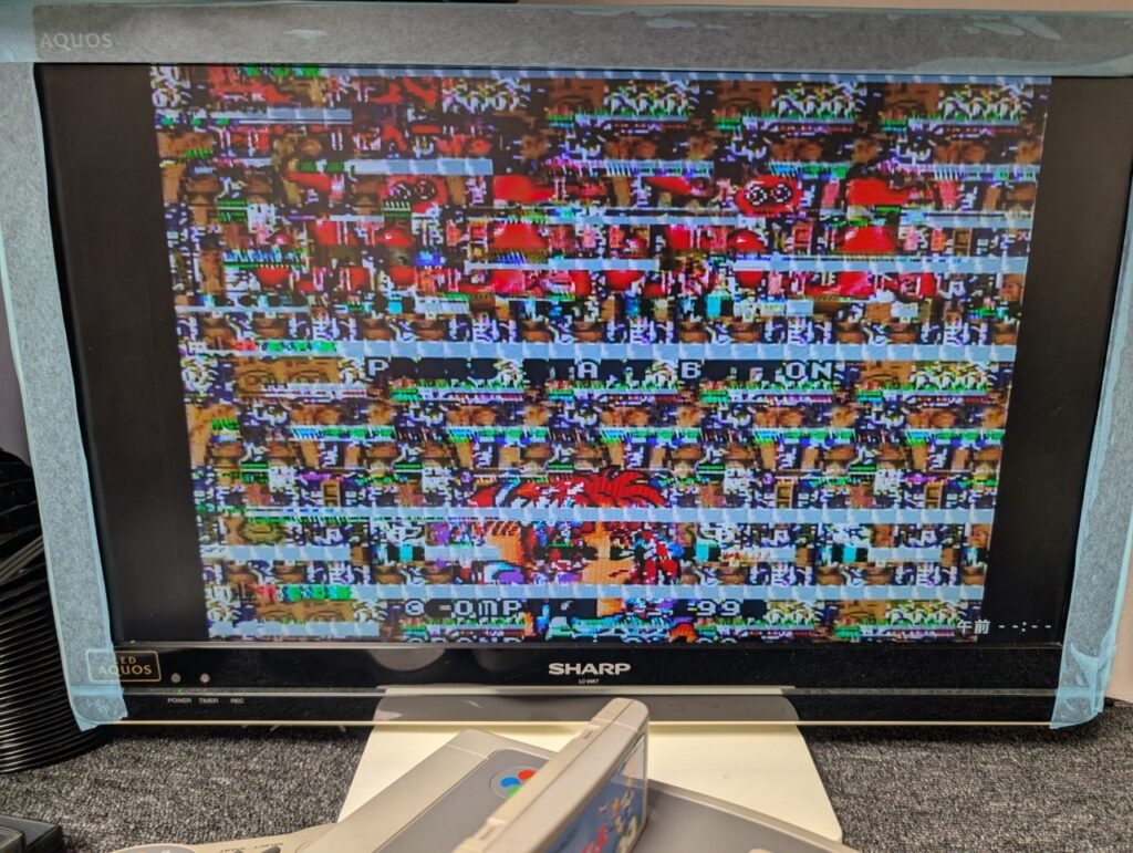映像が乱れているモニターの写真