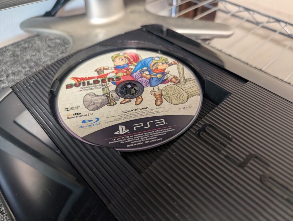 CECH-4300Cにディスクをセットしている写真