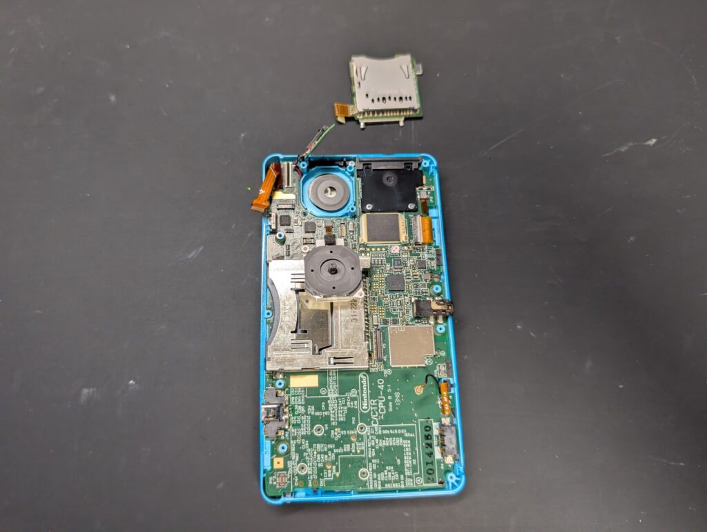 3DSの基板に取り付けられているSDカードスロットを外した後の写真