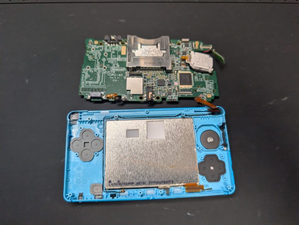 3DSの本体から基板を外した後の写真