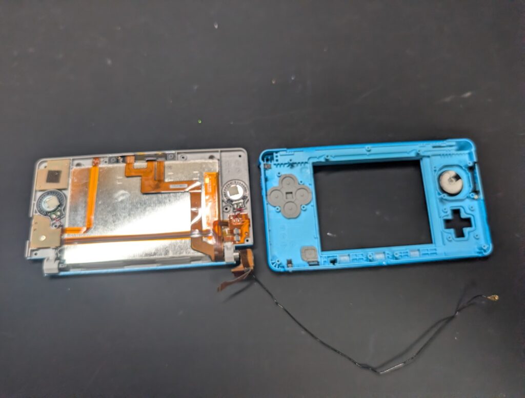 3DSの上下の外装を分離した後の写真