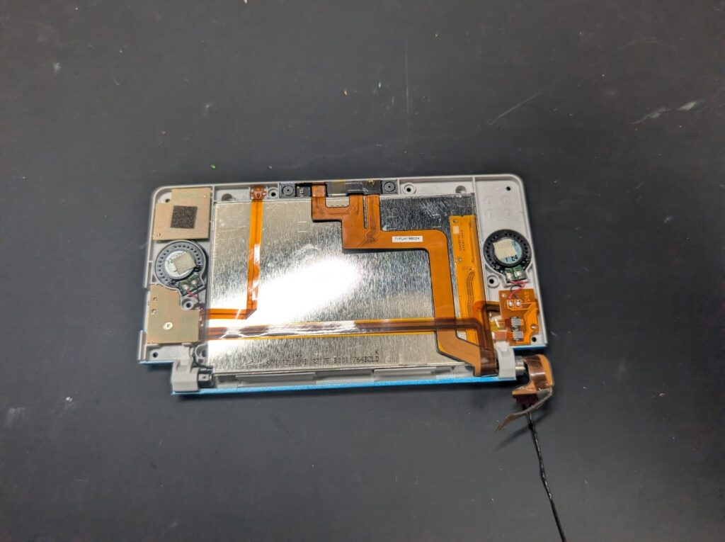 3DSの上側外装の写真
液晶やカメラなどの裏側