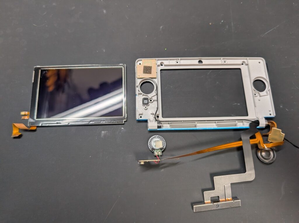 3DSの上部外装から、液晶を外した後の写真