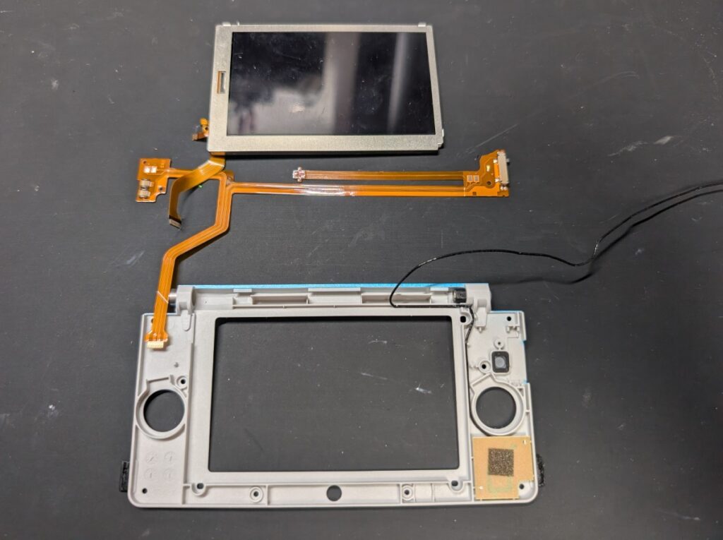 3DSの上側外装と
新品の上画面とスピーカーケーブルの写真