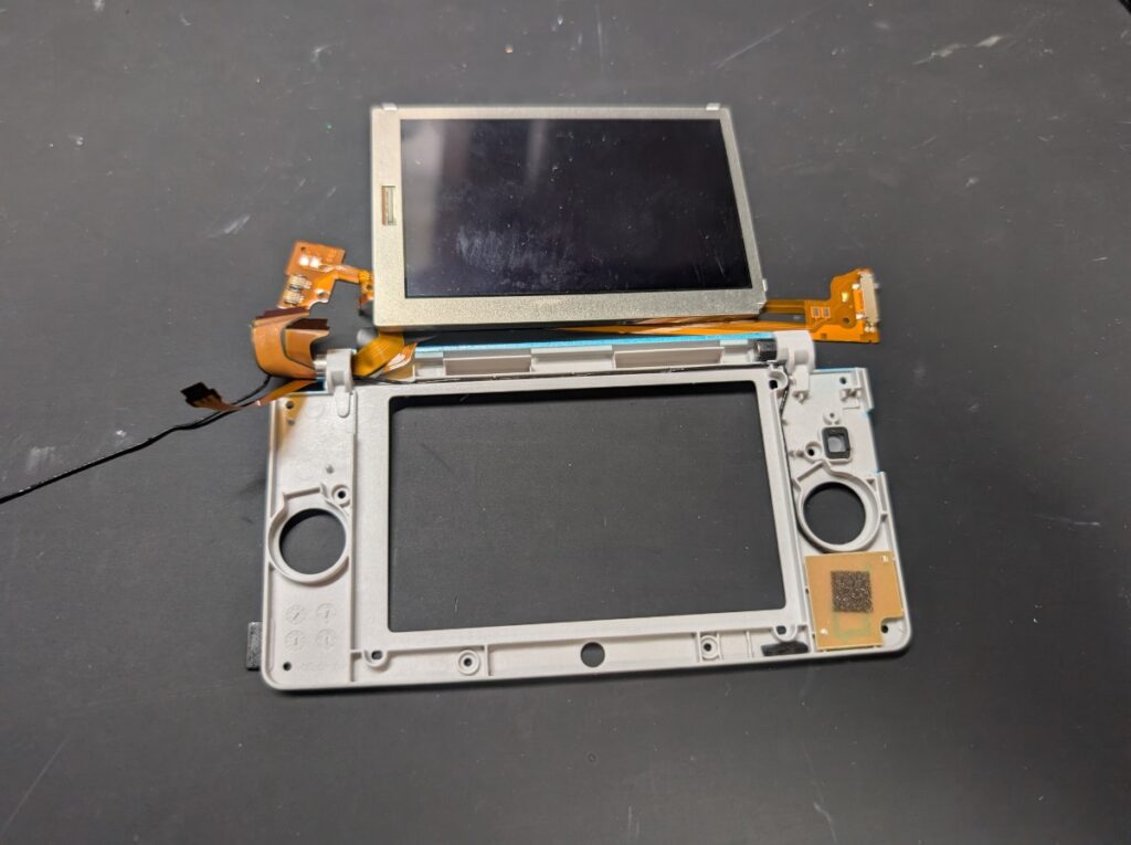 3DSの上側外装に
新品の上画面とスピーカーケーブルを取り付けた後の写真