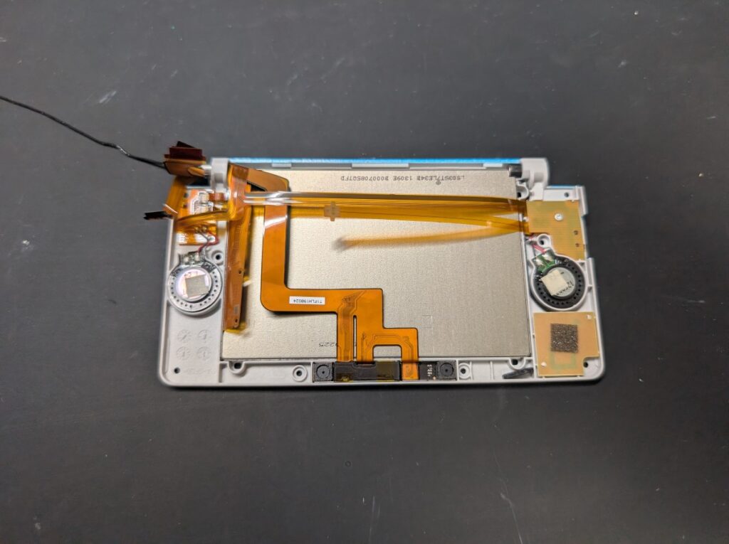 3DSの上側外装に
新品の上画面とスピーカーケーブルを取り付けた後の写真