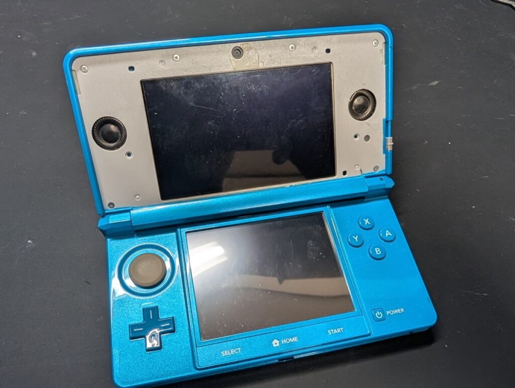 3DSの上パネルに組み立て時の写真