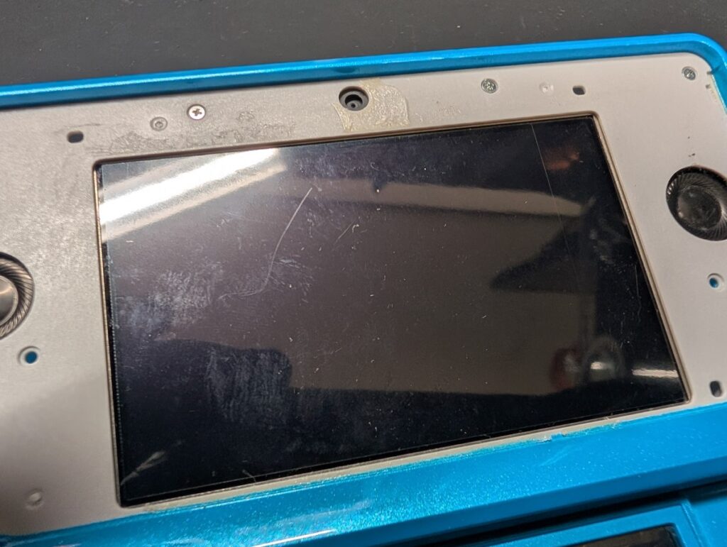 3DSの上パネルに組み立て時の写真
残った両面テープ跡