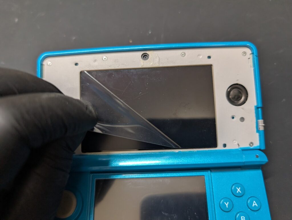 3DSの上パネルに組み立て時の写真
上画面の保護シートを剝がす