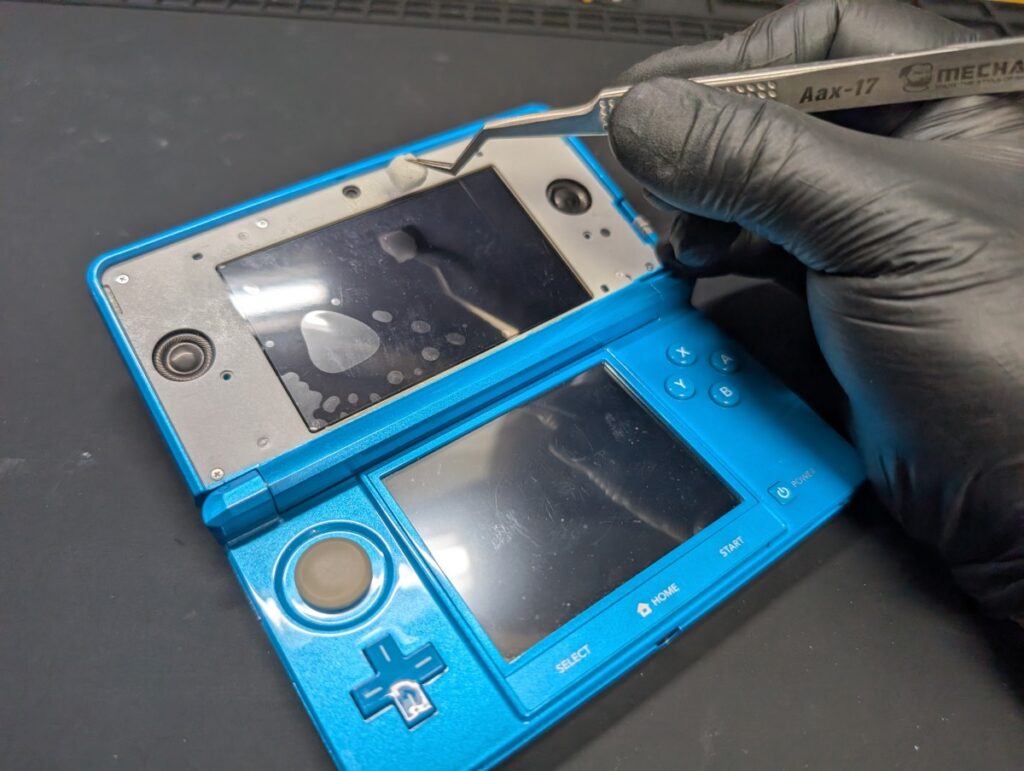 3DSの上パネルに組み立て時の写真
残った両面テープ跡にアルコールを染み込ませる