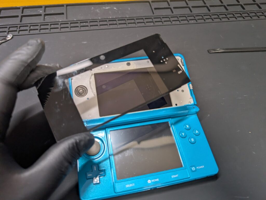 3DSの上パネルを剥がした後の写真