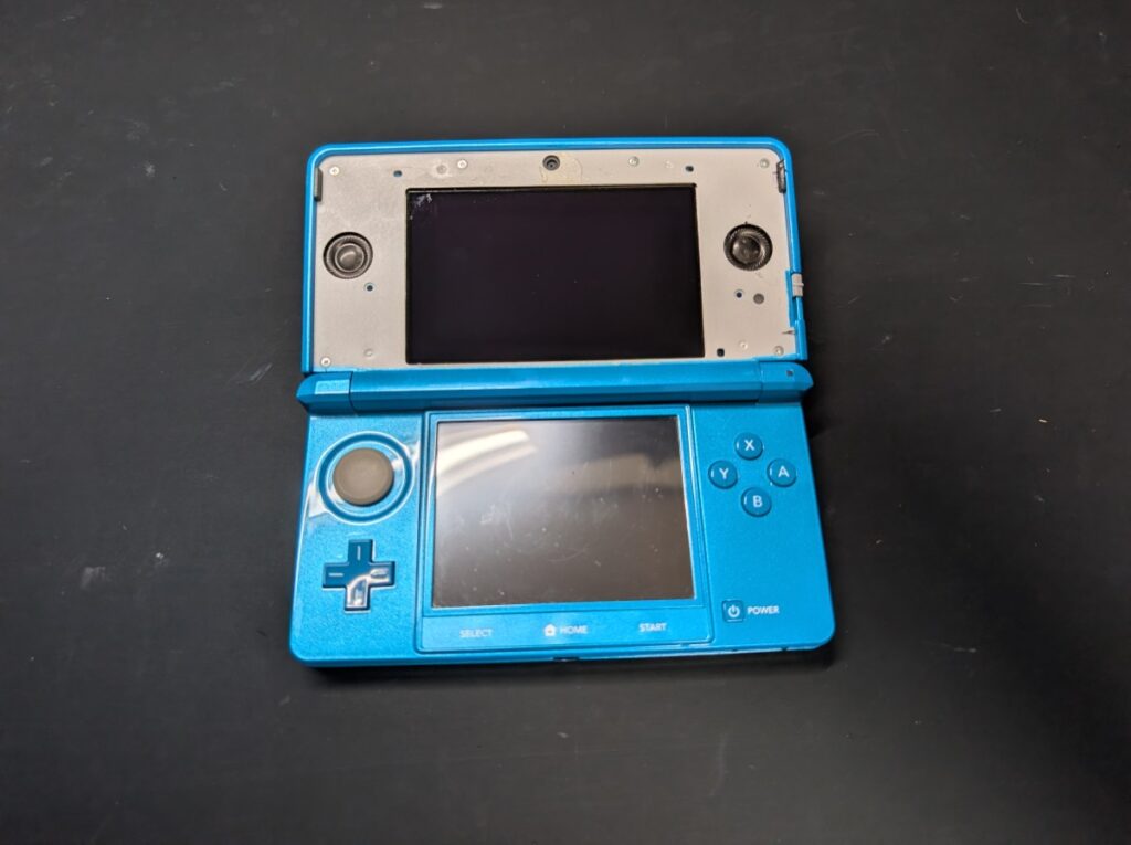 3DSの上パネルを外した後の本体の全体写真