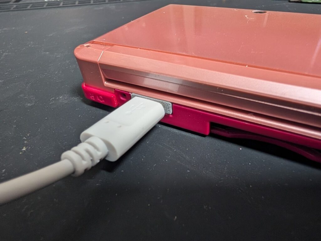 3DSのタイプC充電ポートを取り付けた後の動作確認時の写真

充電ケーブルを差し込んでいるところ