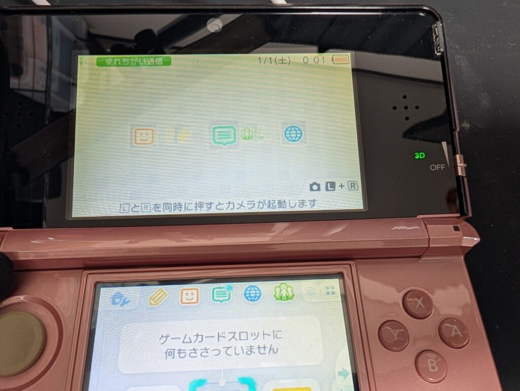3DSのLボタン交換後に組み立てて動作確認を行っているときの写真