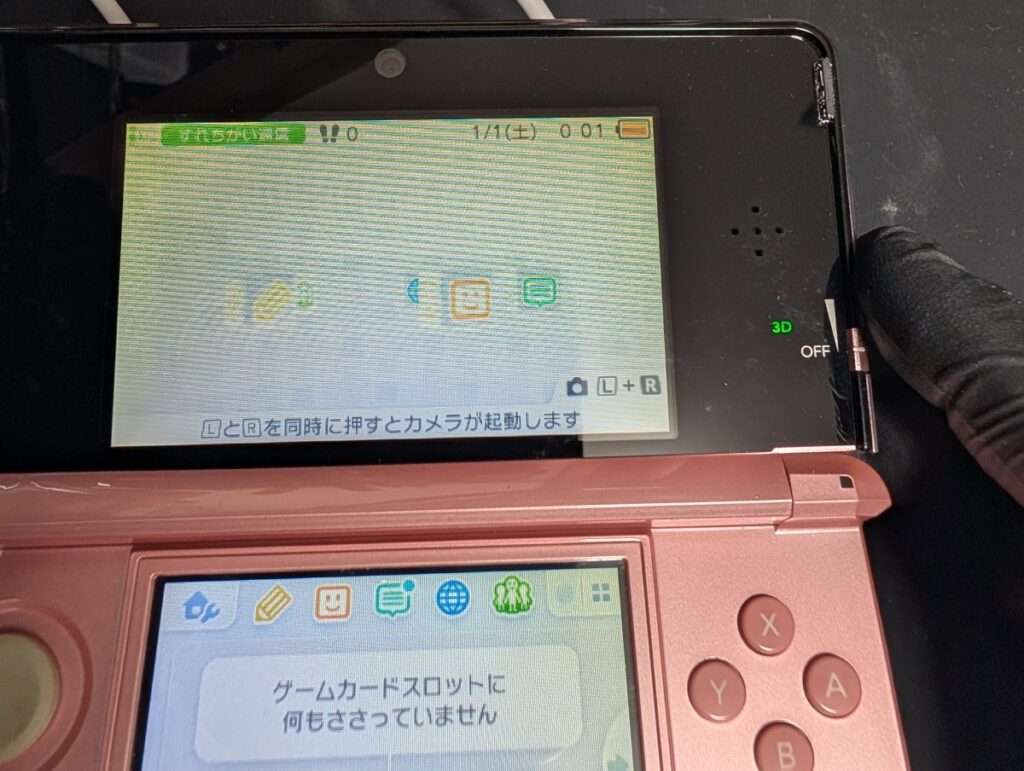 3DSのRボタン交換後に組み立てて動作確認を行っているときの写真