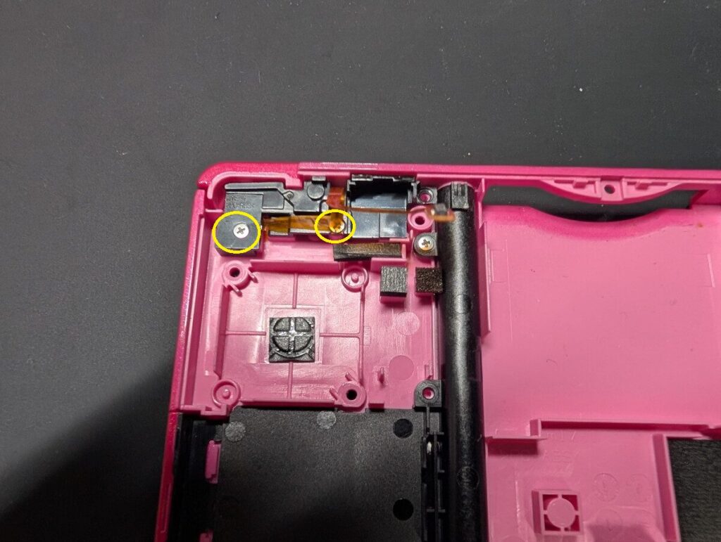 3DSのLボタンを固定しているネジの位置を示した画像