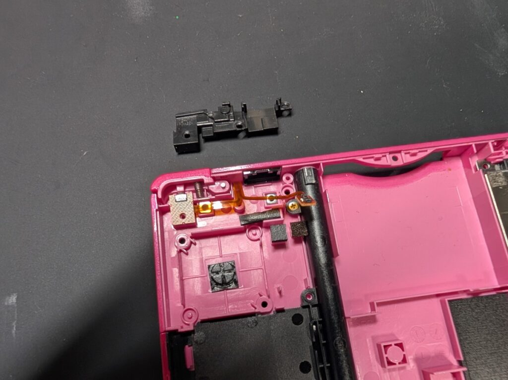 3DSのLボタン固定パーツを外した後の写真