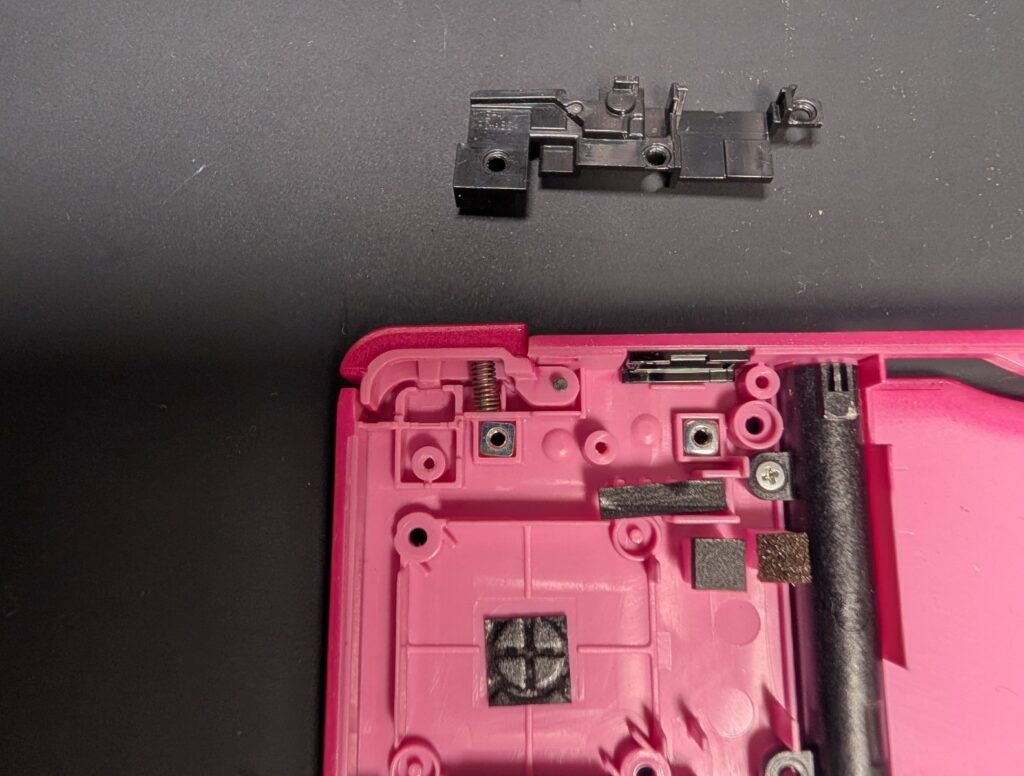3DSのLボタンを外した後の写真