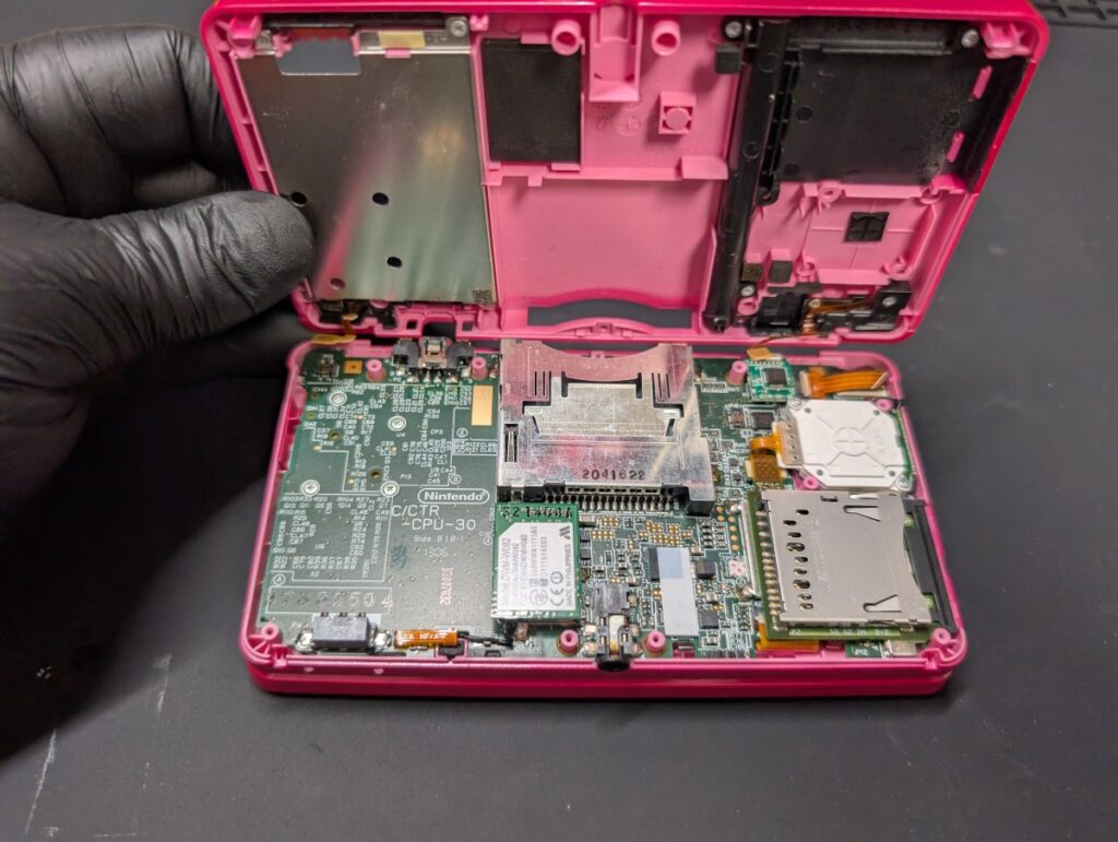 3DSのLRボタン交換後の組み立て時の様子