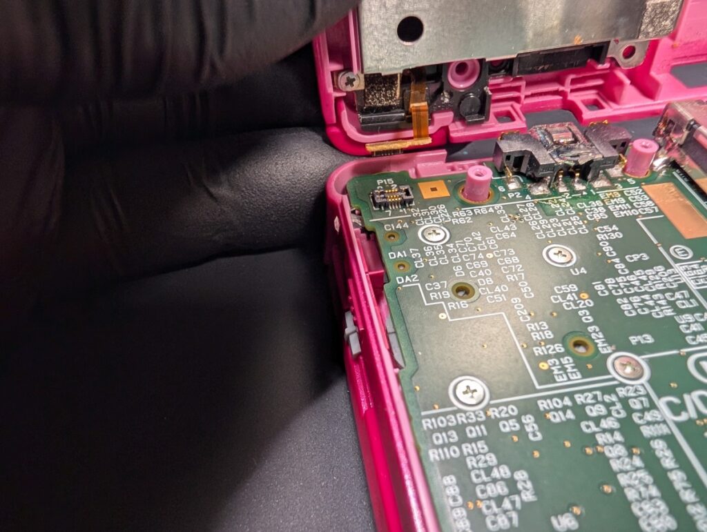 3DSのRボタンケーブルの取り付け時の写真