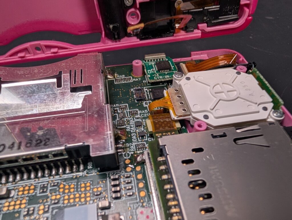 3DSのLボタン取り付け時の写真