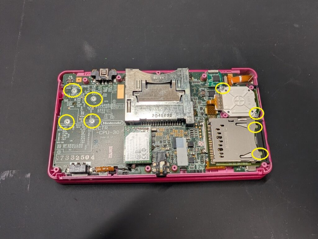 3DSの基板固定ネジの位置を示した画像