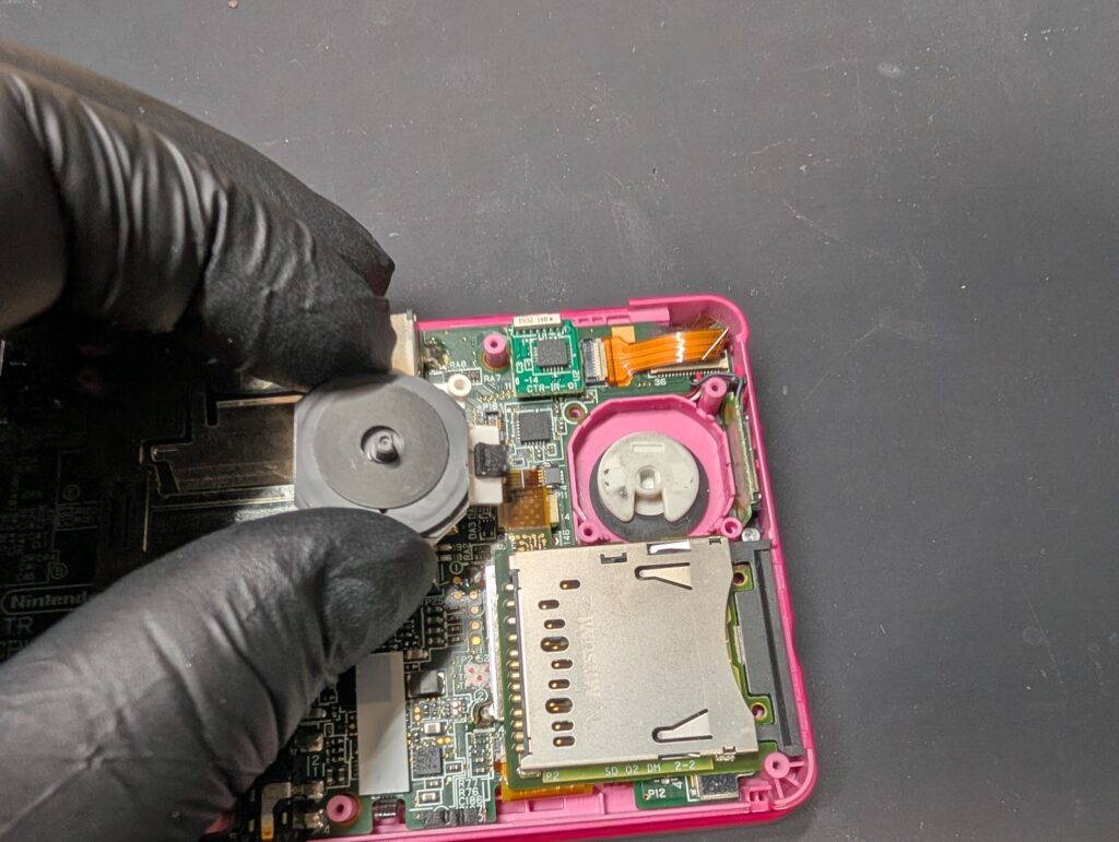 3DSのスライドパッドユニット取り外し時の写真