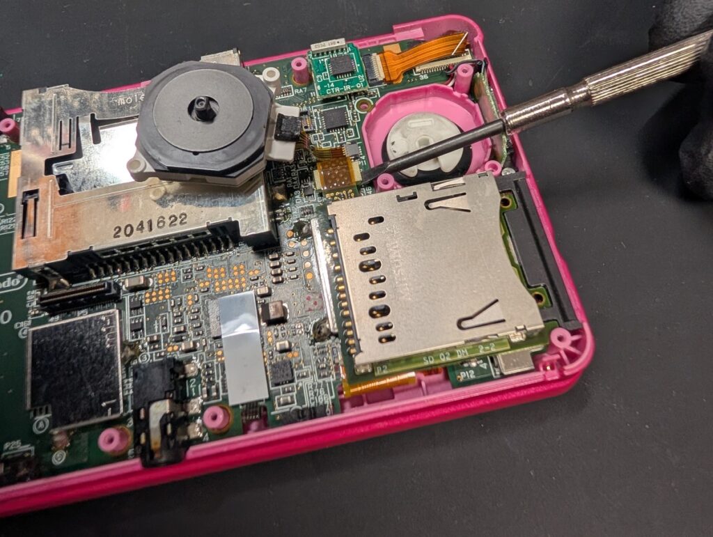 3DSのSDカードスロットのケーブルを基板から外しているときの様子