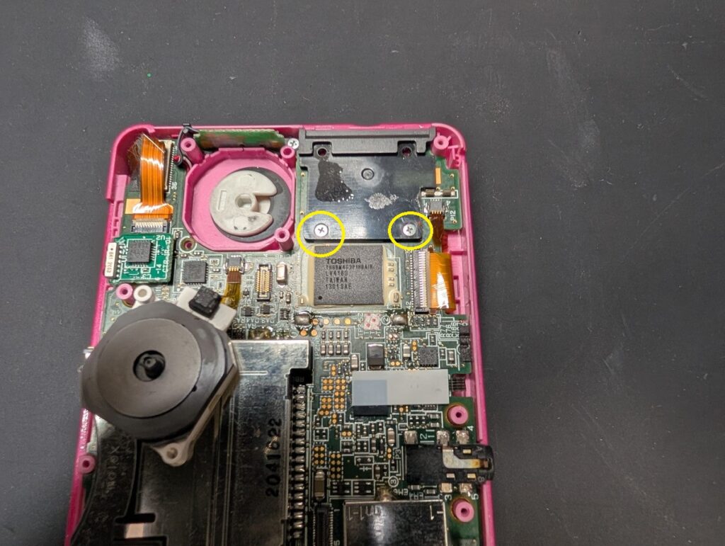 3DSのSDカードスロット下の黒いパーツの固定ネジの位置を示した画像