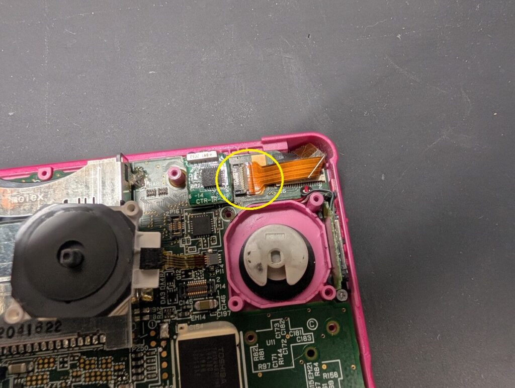 3DSのスピーカーケーブルの位置を示した画像