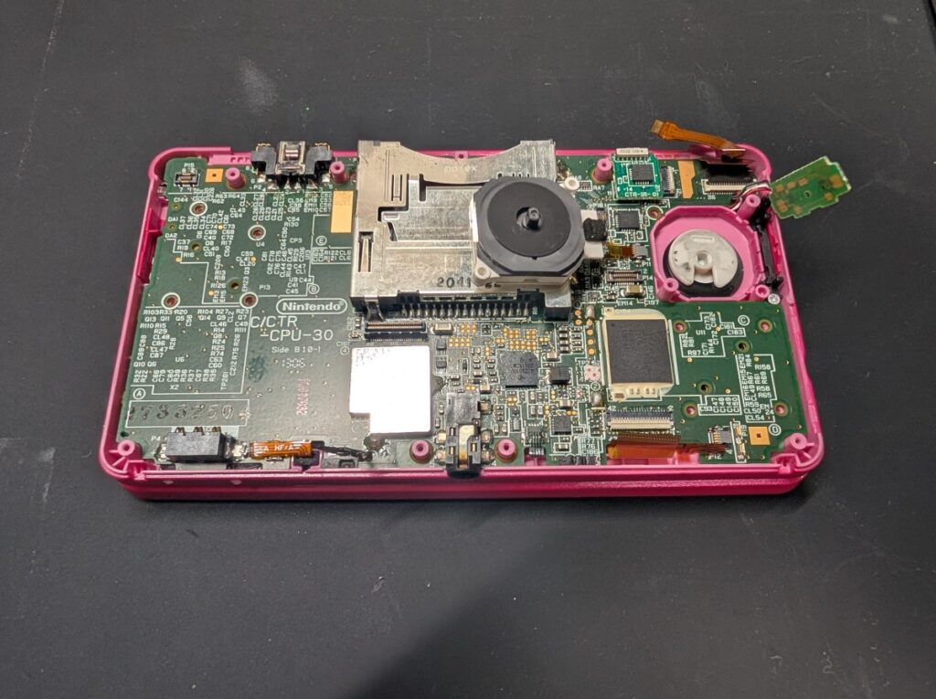 3DSの音量ボリュームスイッチ、マイクを浮かせているときの様子