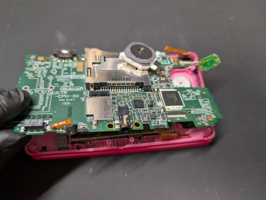 3DSの基板を浮かせているときの様子