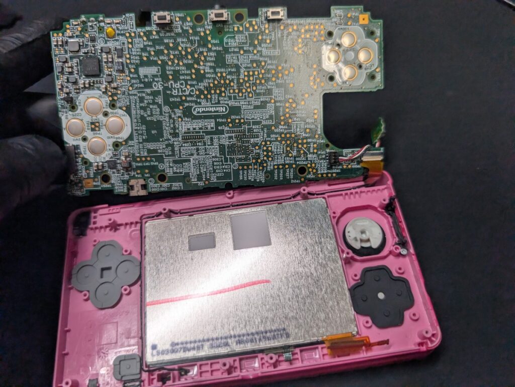 3DSの上画面ケーブルを基板から外す前の写真