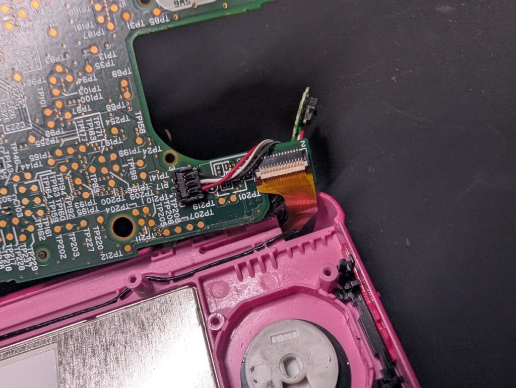 3DSの上画面ケーブルを基板から外す前の写真